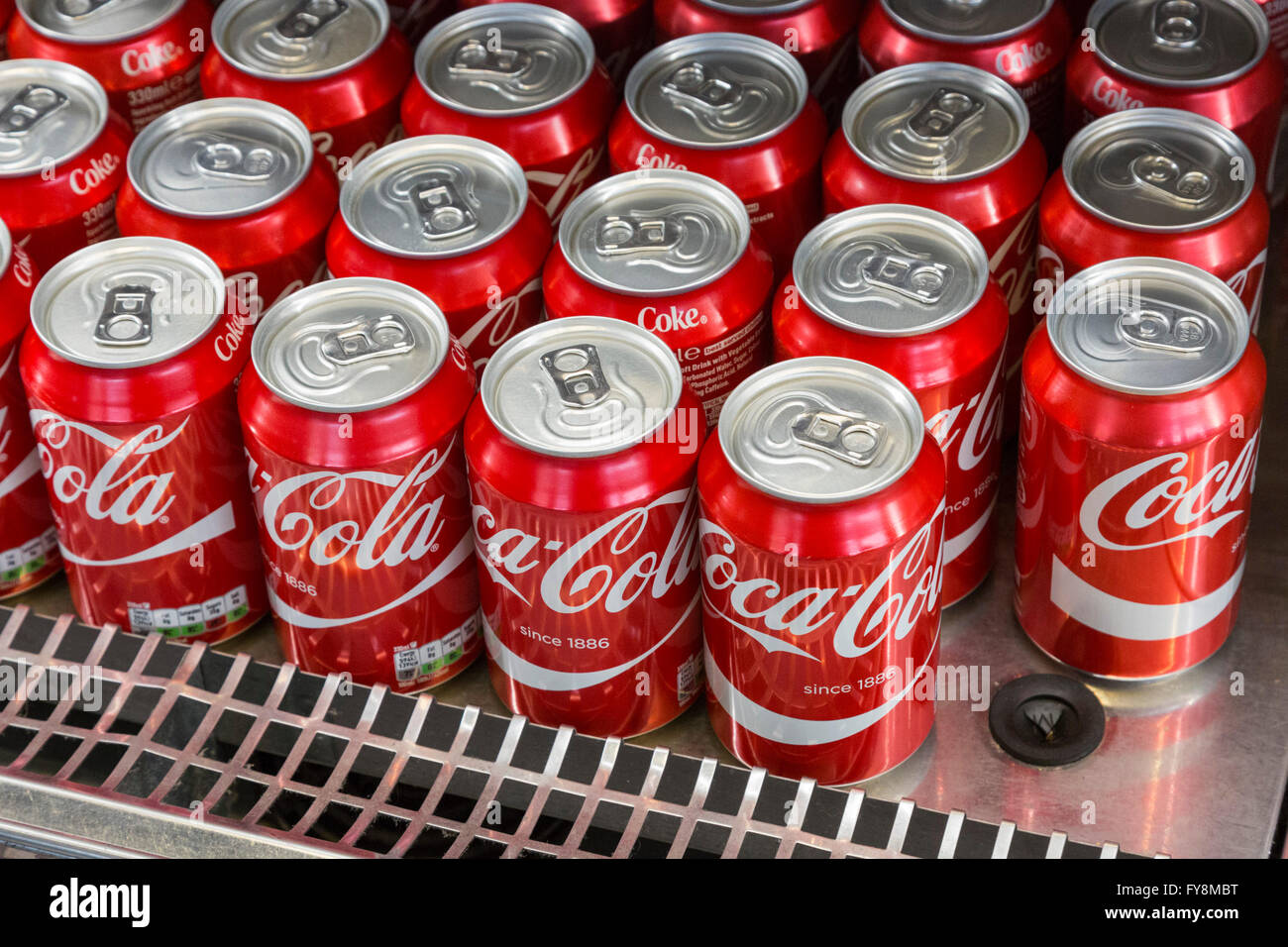 De nombreuses boîtes de Coca-Cola dans une armoire de refroidissement,  réfrigérateur, d'un réfrigérateur Photo Stock - Alamy