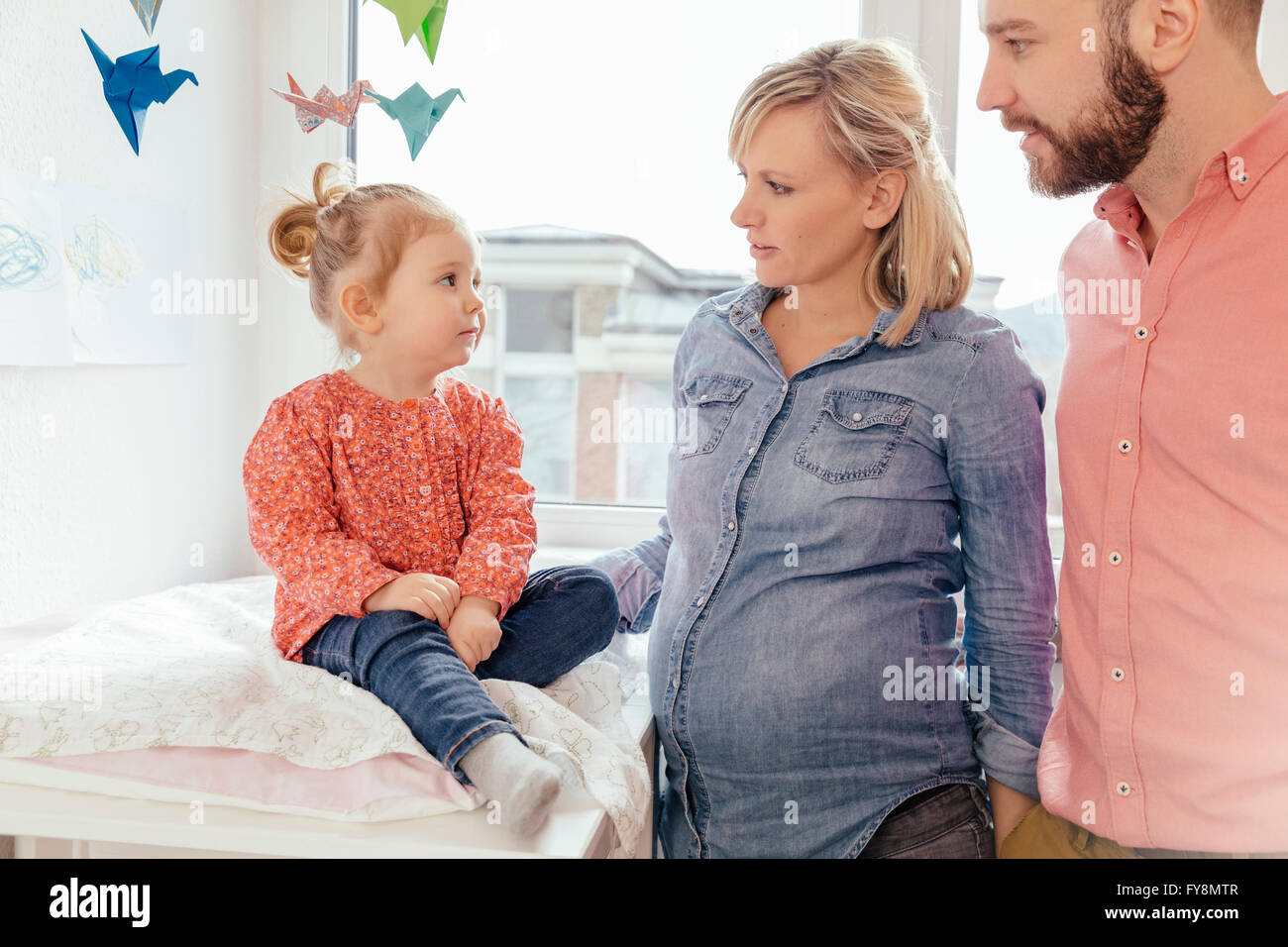 Les futurs parents parler de grossesse de la mère de leur petite fille ...