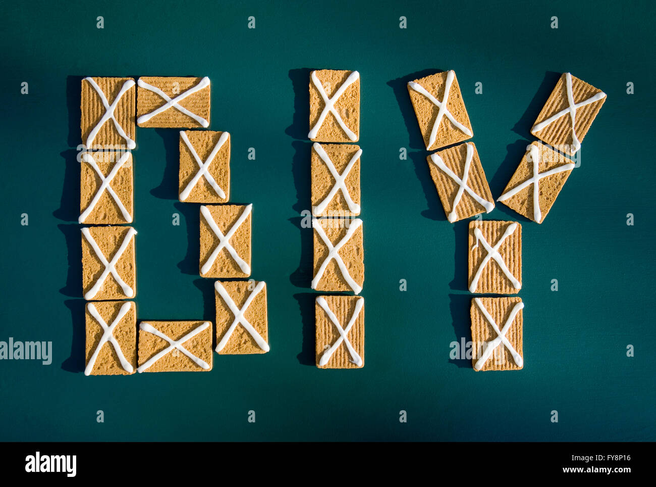 DIY Lettres de biscuits construit avec du glaçage sur fond vert Banque D'Images