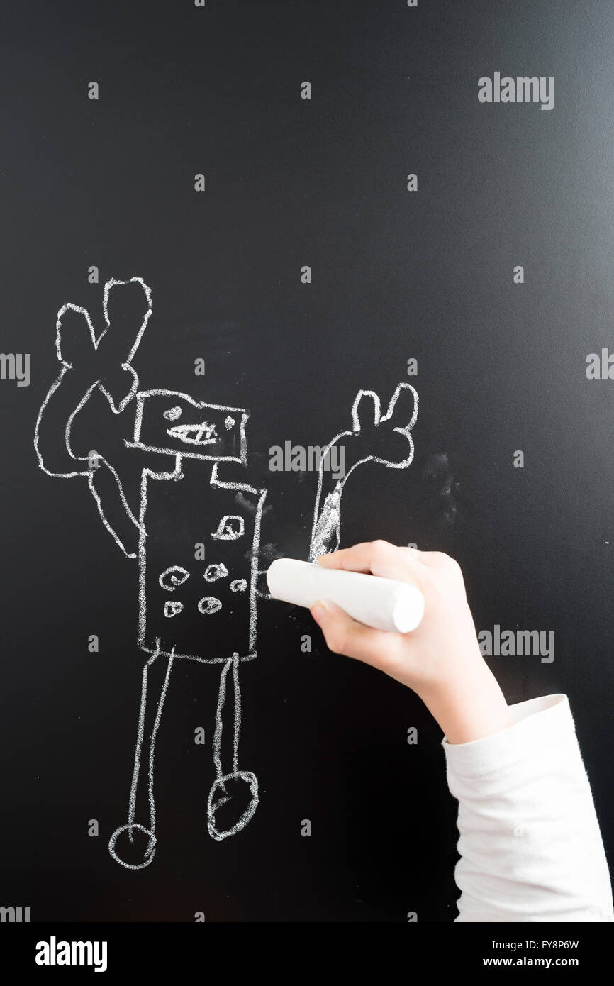 La main de petit garçon robot de dessin sur un tableau Banque D'Images