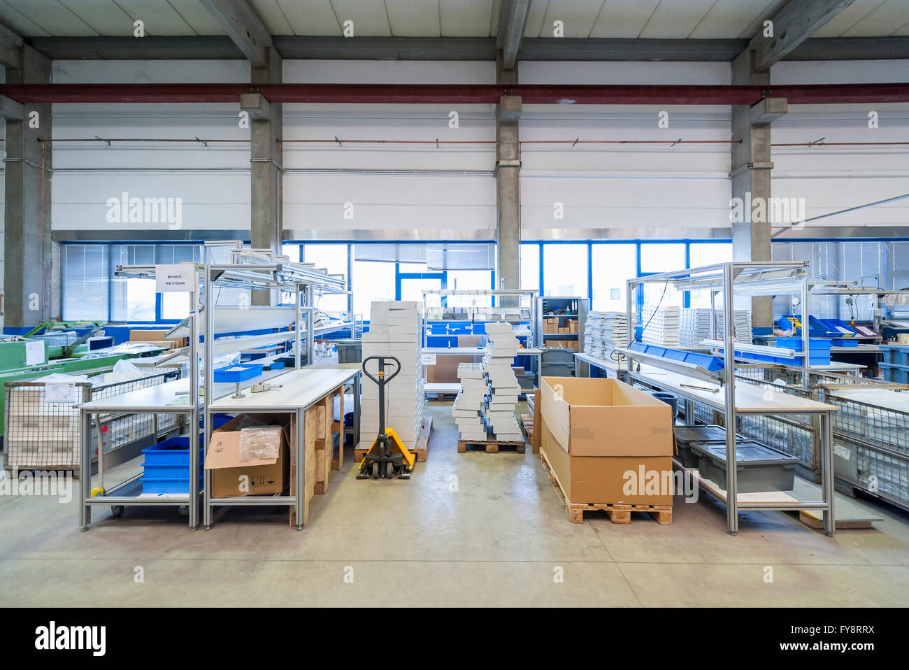 Hall industriel vide avec des paquets et transpalette Banque D'Images