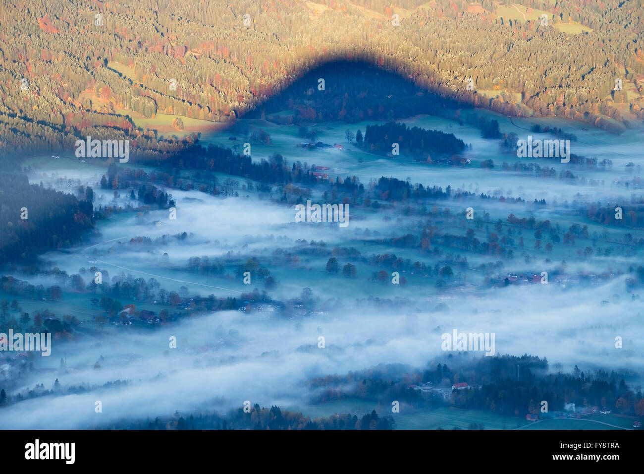 L'Allemagne, la Haute-Bavière, matin brouillard dans la vallée de l'Isar, l'ombre de la montagne, vue de Geierstein Banque D'Images
