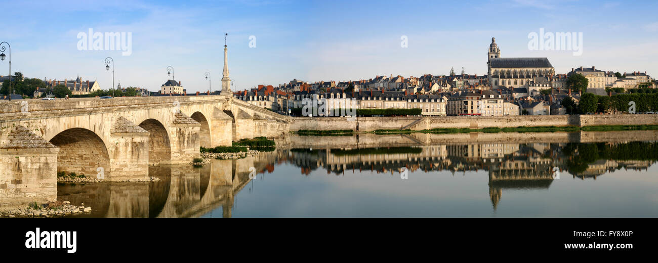 France, Blois, vue de la ville avec Jacques Gabriel Pont et cathédrale Saint-Louis Banque D'Images