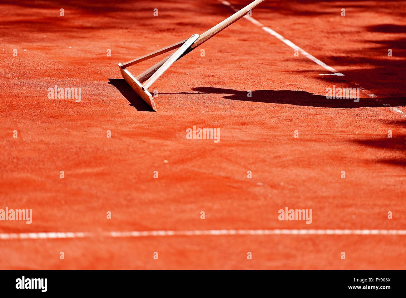 L'entretien d'un cour de tennis en terre battue avec un râteau Photo Stock  - Alamy