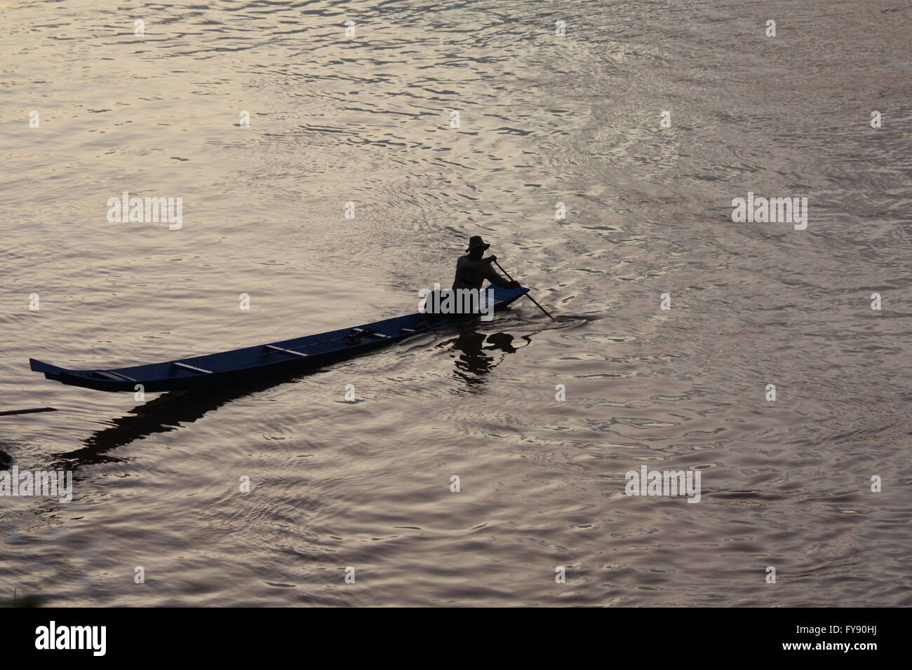 Skiff pêche Slim à Luang Prabang, Laos, au coucher du soleil. Banque D'Images