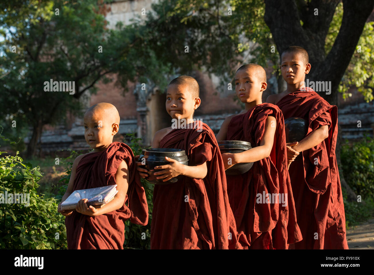 Le Myanmar, Amarapura, Monastère Mahagandayon, des moines bouddhistes avec bols alimentaires de recueillir les dons pour leur repas Banque D'Images