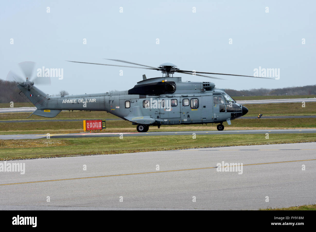 Newquay, Cornwall, UK. Apr 21, 2016. Eurocopter Super Puma AS332 F-RAFY (2233-AF) de l'air française, à Newquay/RAF St Mawgan dans le cadre de l'exercice, a entrepris une grève de Griffin dans la défense ont été Super Puma Secrétaire Michael Fallon, Français counter part Jean-Yves Le Drian, et d'autres dignitaires. Credit : Bob Sharples/Alamy Live News Banque D'Images