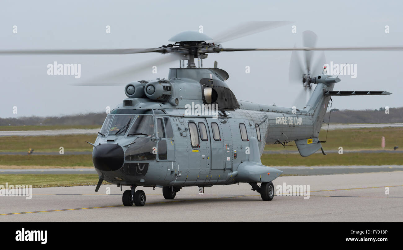 Newquay, Cornwall, UK. Apr 21, 2016. Eurocopter Super Puma AS332 F-RAFY (2233-AF) Armée de l'Air Française en Newquay/RAF St Mawgan dans le cadre de l'exercice Crédit : Grève Griffin Bob Sharples/Alamy Live News Banque D'Images