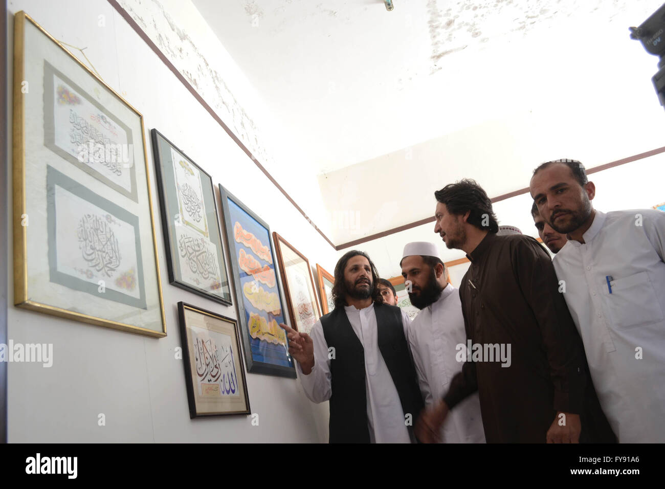 Quetta, Pakistan. 23 avril, 2016. les visiteurs à les calligraphies durant trois jours au salon s'Art Gallery. Organisé par l'Anjuman-e-Khatateen du Baloutchistan. Credit : Din Muhammad Watanpaal/Alamy Live News Banque D'Images