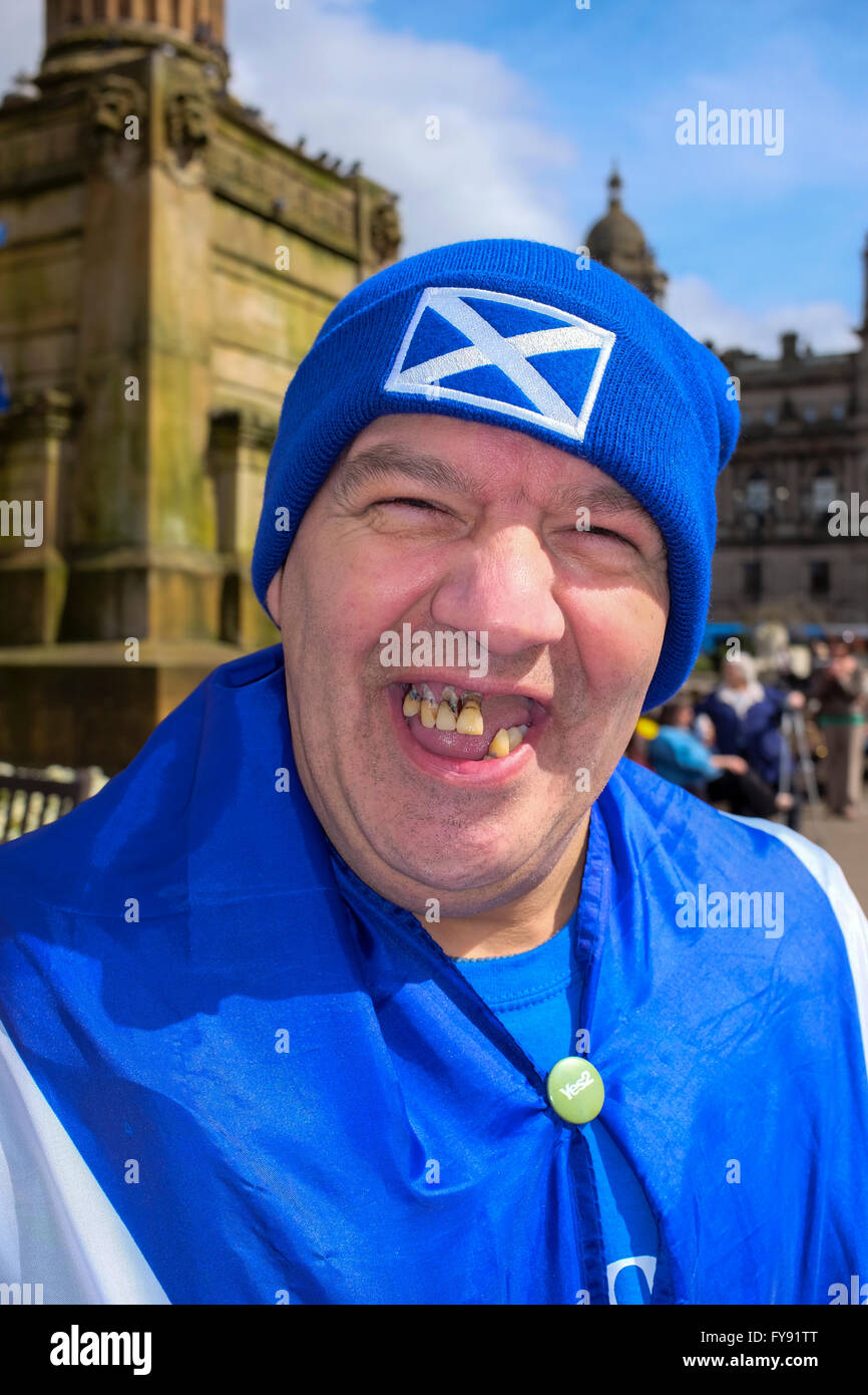 Glasgow, Royaume-Uni. Apr 23, 2016. Un certain nombre d'Écossais et Pro-Independence «Oui2' partisans a tenu un rassemblement politique à George Square, Glasgow avant les élections qui auront lieu le 5 mai, à l'appui du Parti National Écossais de push pour un deuxième référendum et Ecosse indépendante.L'image est de William Young de Port Glasgow, Écosse Crédit : Findlay/Alamy Live News Banque D'Images