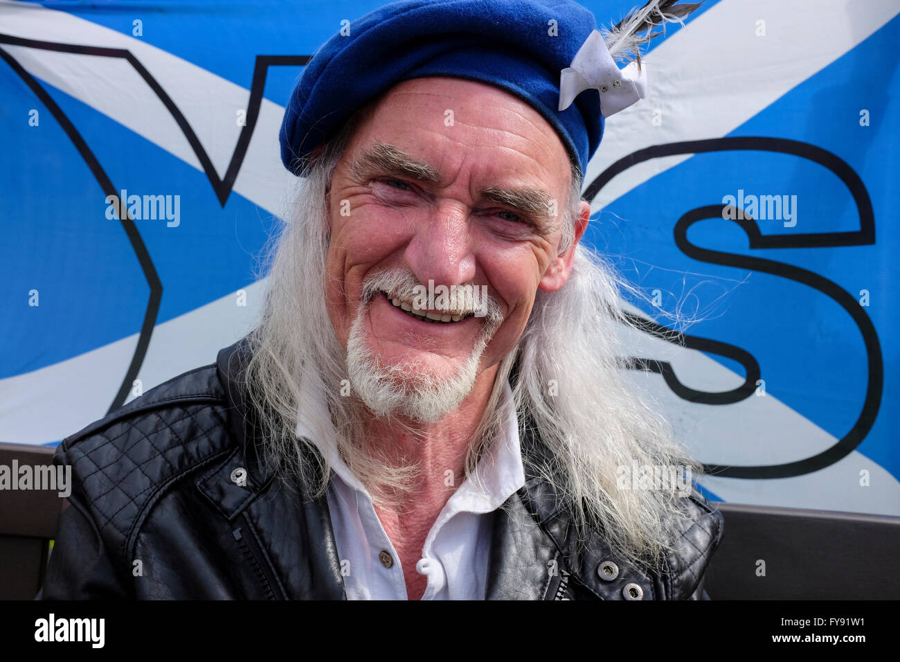 Glasgow, Royaume-Uni. Apr 23, 2016. Un certain nombre d'Écossais et Pro-Independence «Oui2' partisans a tenu un rassemblement politique à George Square, Glasgow avant les élections qui auront lieu le 5 mai, à l'appui du Parti National Écossais de push pour un deuxième référendum et Ecosse indépendante.L'image est de Charles McAulay Robertson de Dunoon, en Écosse. Credit : Findlay/Alamy Live News Banque D'Images