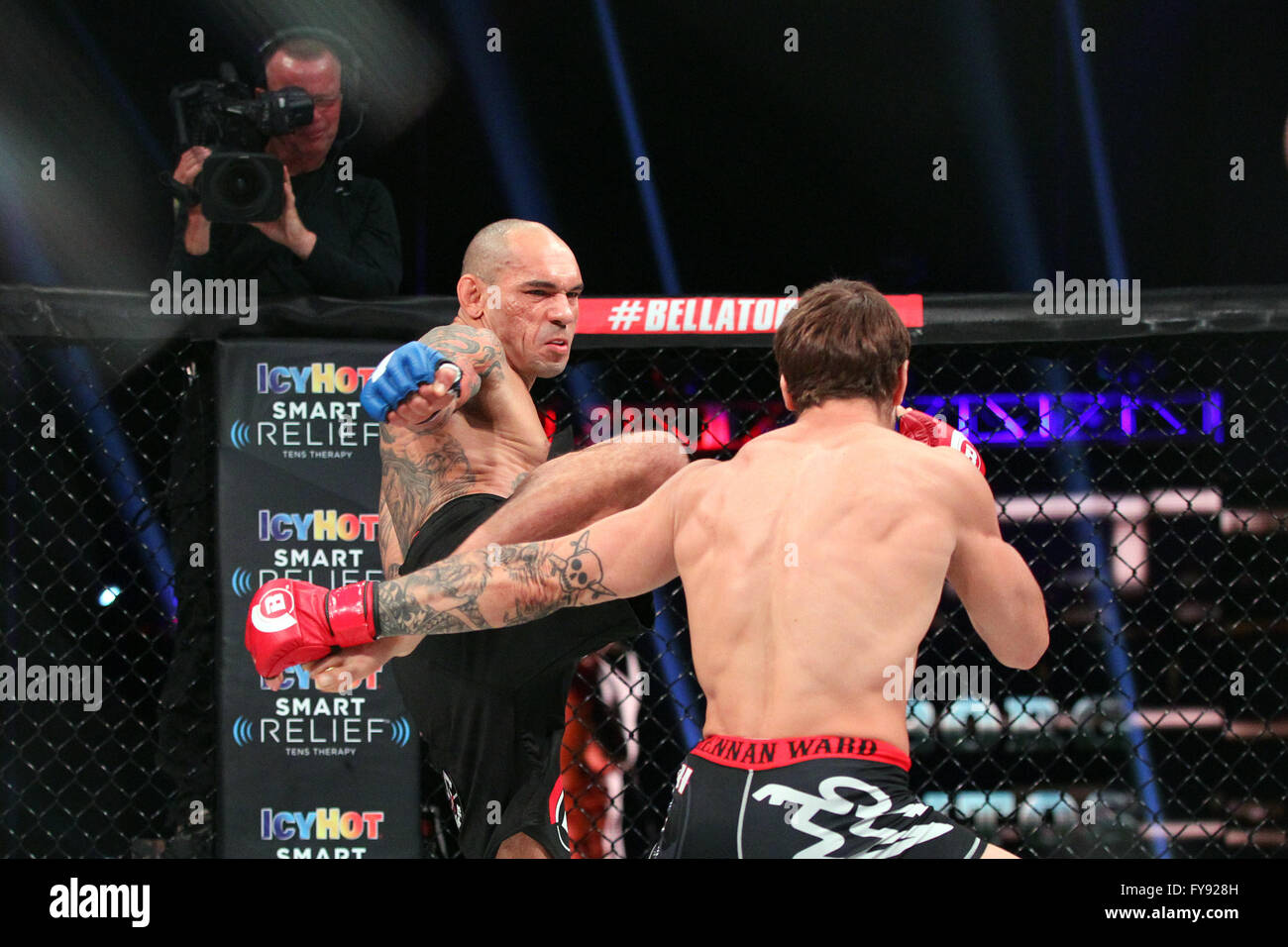 Mohegan Sun Arena. 22 avr, 2016. CT, USA ; Evangelista Santos (bande bleue) et Brennan Ward (bande rouge) en action au cours de Bellator champion 153 bout au Mohegan Sun Arena. Evangelista défait Ward via premier tour de présentation. Anthony Nesmith/Cal Sport Media/Alamy Live News Banque D'Images