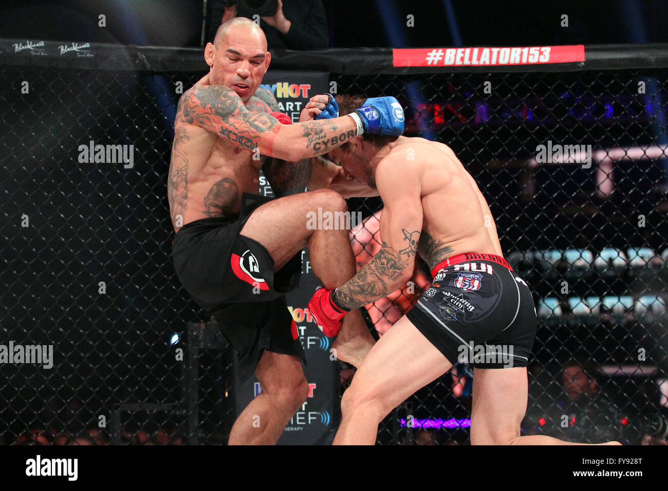 Mohegan Sun Arena. 22 avr, 2016. CT, USA ; Evangelista Santos (bande bleue) et Brennan Ward (bande rouge) en action au cours de Bellator champion 153 bout au Mohegan Sun Arena. Evangelista défait Ward via premier tour de présentation. Anthony Nesmith/Cal Sport Media/Alamy Live News Banque D'Images