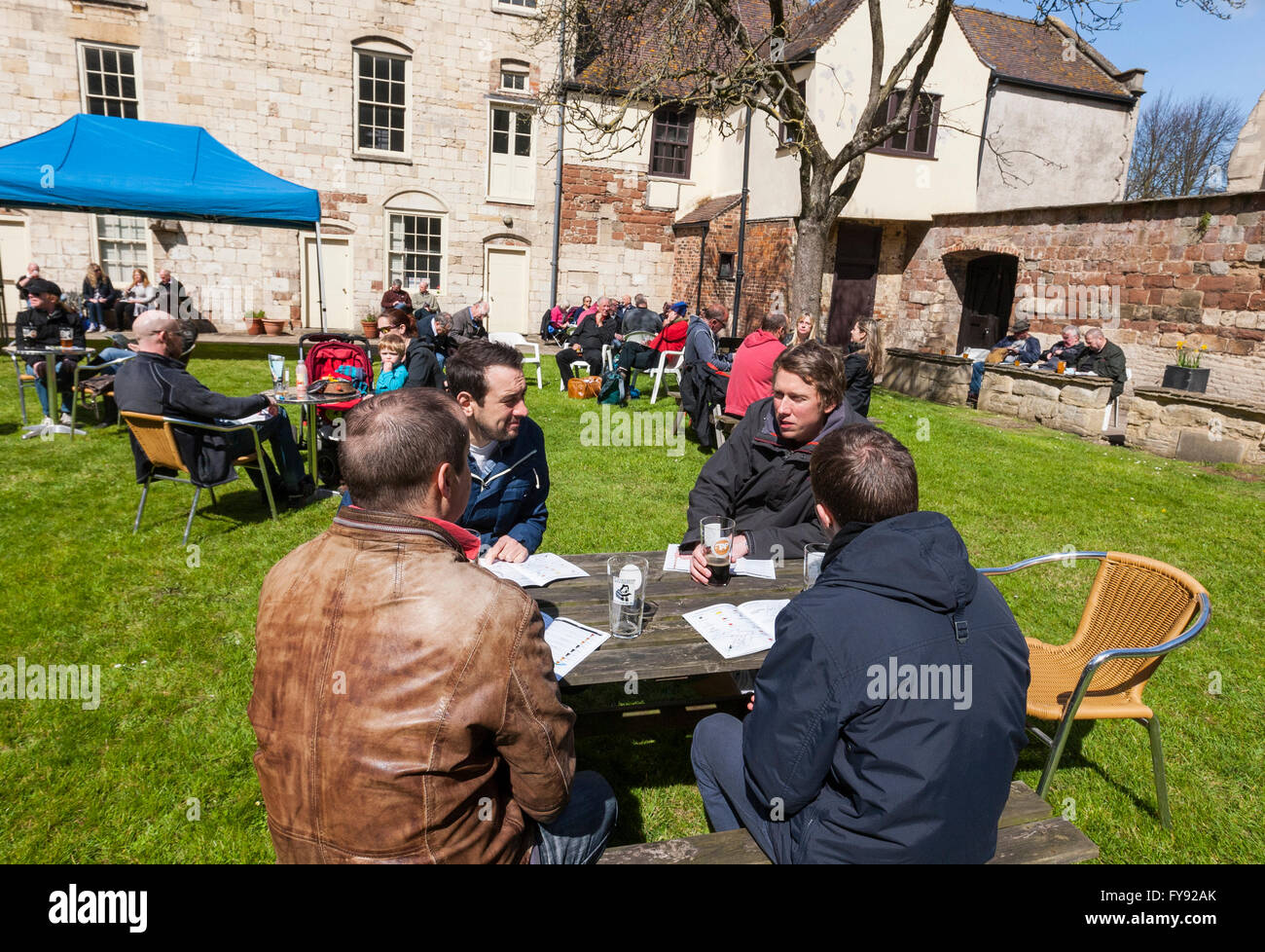 Gloucester, Royaume-Uni. Apr 23, 2016. UK : la météo. Profitez d'un des buveurs de bière dans le soleil à la campagne de Gloucester pour du vrai Ale Beer & Fête du cidre dans le cadre historique du Prieuré de Blackfriars Crédit : David Broadbent/Alamy Live News Banque D'Images