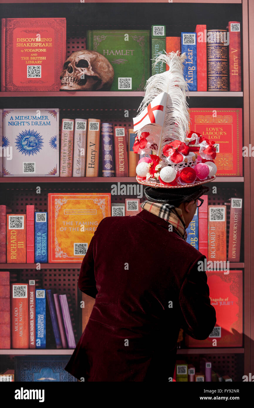 Londres, Royaume-Uni. 23 avril 2016. À l'occasion du 400e anniversaire de la mort de Shakespeare, une installation par la British Library, ce qui porte le nombre d'œuvres des bardes pour les yeux de visiteurs affluent à Trafalgar Square pour célébrer le Jour de la Saint-georges aujourd'hui pour profiter de la fête de la Saint George, événement soutenu par le maire de Londres, où la nourriture, des animations traditionnelles, la danse et d'autres ont été proposés. Crédit : Stephen Chung / Alamy Live News Banque D'Images