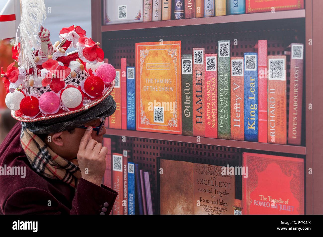 Londres, Royaume-Uni. 23 avril 2016. À l'occasion du 400e anniversaire de la mort de Shakespeare, une installation par la British Library, ce qui porte le nombre d'œuvres des bardes pour les yeux de visiteurs affluent à Trafalgar Square pour célébrer le Jour de la Saint-georges aujourd'hui pour profiter de la fête de la Saint George, événement soutenu par le maire de Londres, où la nourriture, des animations traditionnelles, la danse et d'autres ont été proposés. Crédit : Stephen Chung / Alamy Live News Banque D'Images