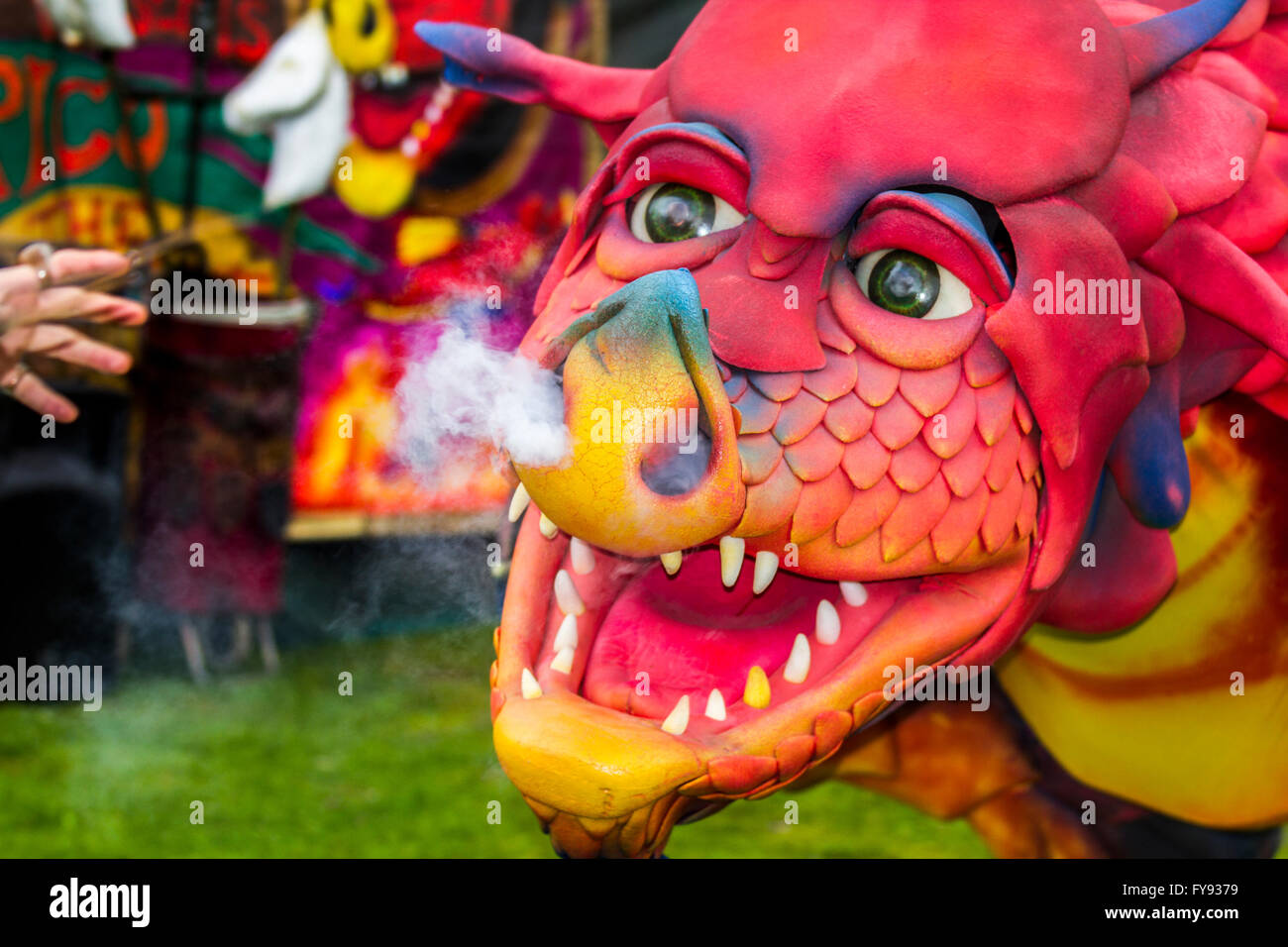 Le jour de rue George, le samedi 23 avril. Blackburn, Lancashire, UK, Aurelious & Epico le dragon à 'ici être Dragons' événement dans le Mall, Blackburn et du marché sur la cathédrale, les gens étaient invités à suivre la piste de dragons vivent avec le théâtre de rue et des spectacles musicaux de taille humaine de différents acteurs de marionnettes de théâtre de renommée internationale à l'aide d'engins mécaniques étonnantes. Blackburn Business Improvement District (BID) appuie une gamme d'événements de grande envergure similaire dans le centre-ville de Blackburn en 2016. Banque D'Images