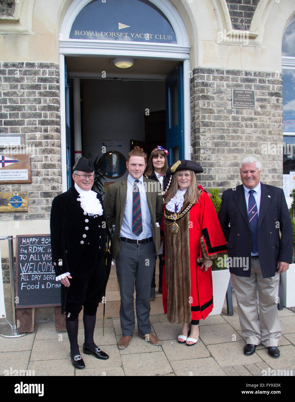 Weymouth, Angleterre. 23 avril 2016. 90e anniversaire de la reine hommage flottante. Weymouth et Portland dignitaires. Credit : Frances Underwood/Alamy Live News Banque D'Images