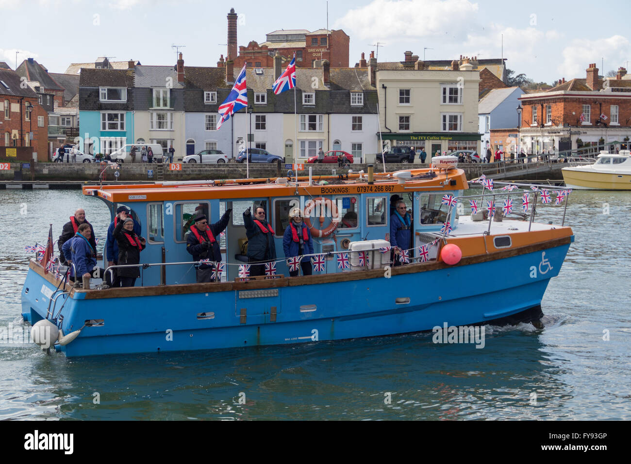 Weymouth, Angleterre. 23 avril 2016. 90e anniversaire de la reine hommage flottante. Mobilité Cruiser MV liberté, de personnes agitant . Credit : Frances Underwood/Alamy Live News Banque D'Images