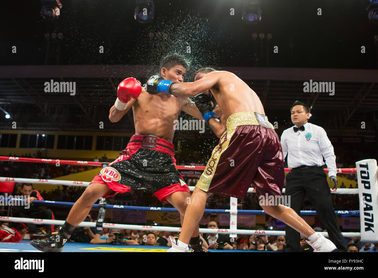 23/4/2016 Complexe sportif de la ville de Cebu, Cebu City, Philippines.Sur la même carte combat comme Donaire vs Bedak et branché boxe Philippine perspective Mark agnifico Magsayo «» (20 ans W14 L0 D0) se sont battus, Chris 'The Hitman' Avalos (26ans W26 L45 D0) pour le Championnat International de WBO vacant Featherweight.Le combat se terminant en six rondes après un assaut d'Magsayo forçant le coin de Avalos pour baisser les bras juste à ce moment l'arbitre a arrêté le combat. Banque D'Images