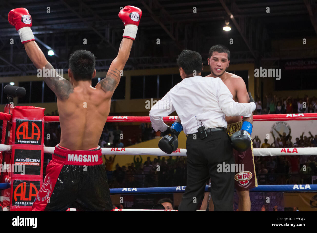 23/4/2016 Complexe sportif de la ville de Cebu, Cebu City, Philippines.Sur la même carte combat comme Donaire vs Bedak et branché boxe Philippine perspective Mark agnifico Magsayo «» (20 ans W14 L0 D0) se sont battus, Chris 'The Hitman' Avalos (26ans W26 L5 D0) pour le Championnat International de WBO vacant Featherweight.Le combat se terminant en six rondes après un assaut d'Magsayo forçant le coin de Avalos pour baisser les bras juste à ce moment l'arbitre a arrêté le combat. Banque D'Images