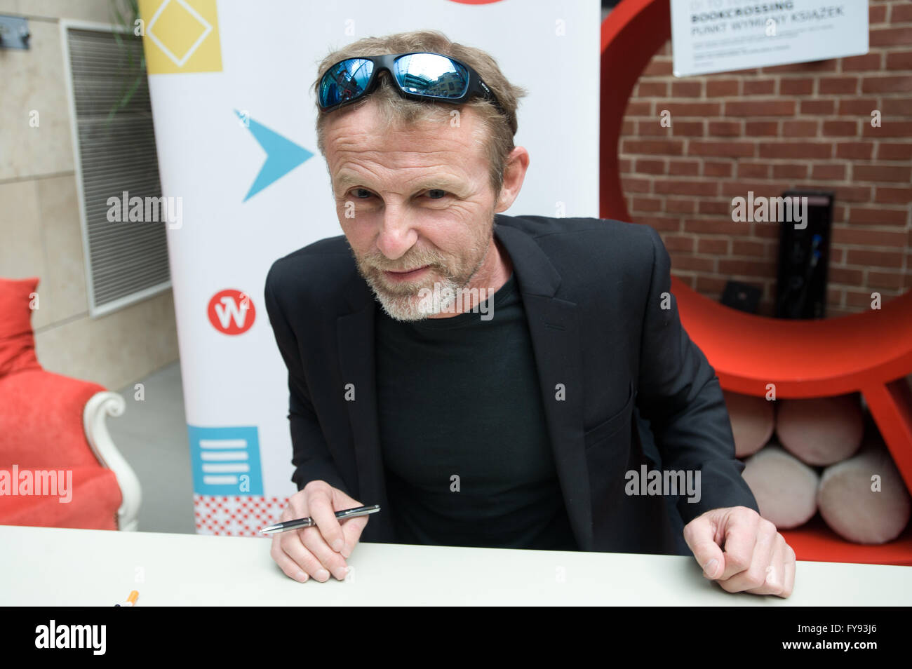 Wroclaw, Pologne. 23 avril, 2016. L'écrivain norvégien Jo Nesbo répond à ses fans à Wroclaw pour marquer début de capitale mondiale du livre 2016 cadence.  !Pas À VENDRE EN POLOGNE ! Credit : Marcin Rozpedowski/Alamy Live News Banque D'Images
