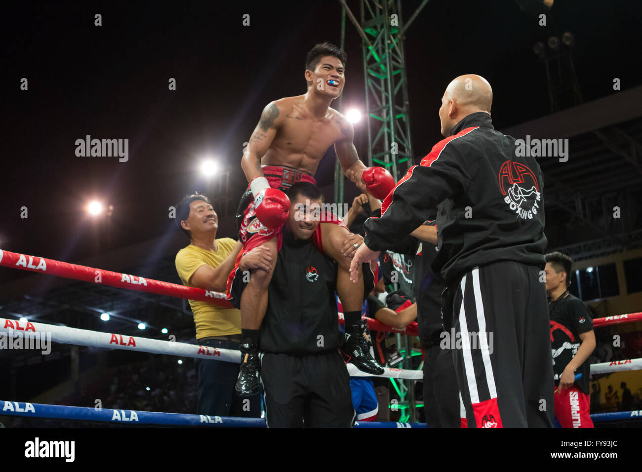 23/4/2016 Complexe sportif de la ville de Cebu, Cebu City, Philippines.Sur la même carte combat comme Donaire vs Bedak et branché boxe Philippine perspective Mark agnifico Magsayo «» (20 ans W14 L0 D0) se sont battus, Chris 'The Hitman' Avalos (26ans W26 L5 D0) pour le Championnat International de WBO vacant Featherweight.Le combat se terminant en six rondes après un assaut d'Magsayo forçant le coin de Avalos pour baisser les bras juste à ce moment l'arbitre a arrêté le combat. Banque D'Images