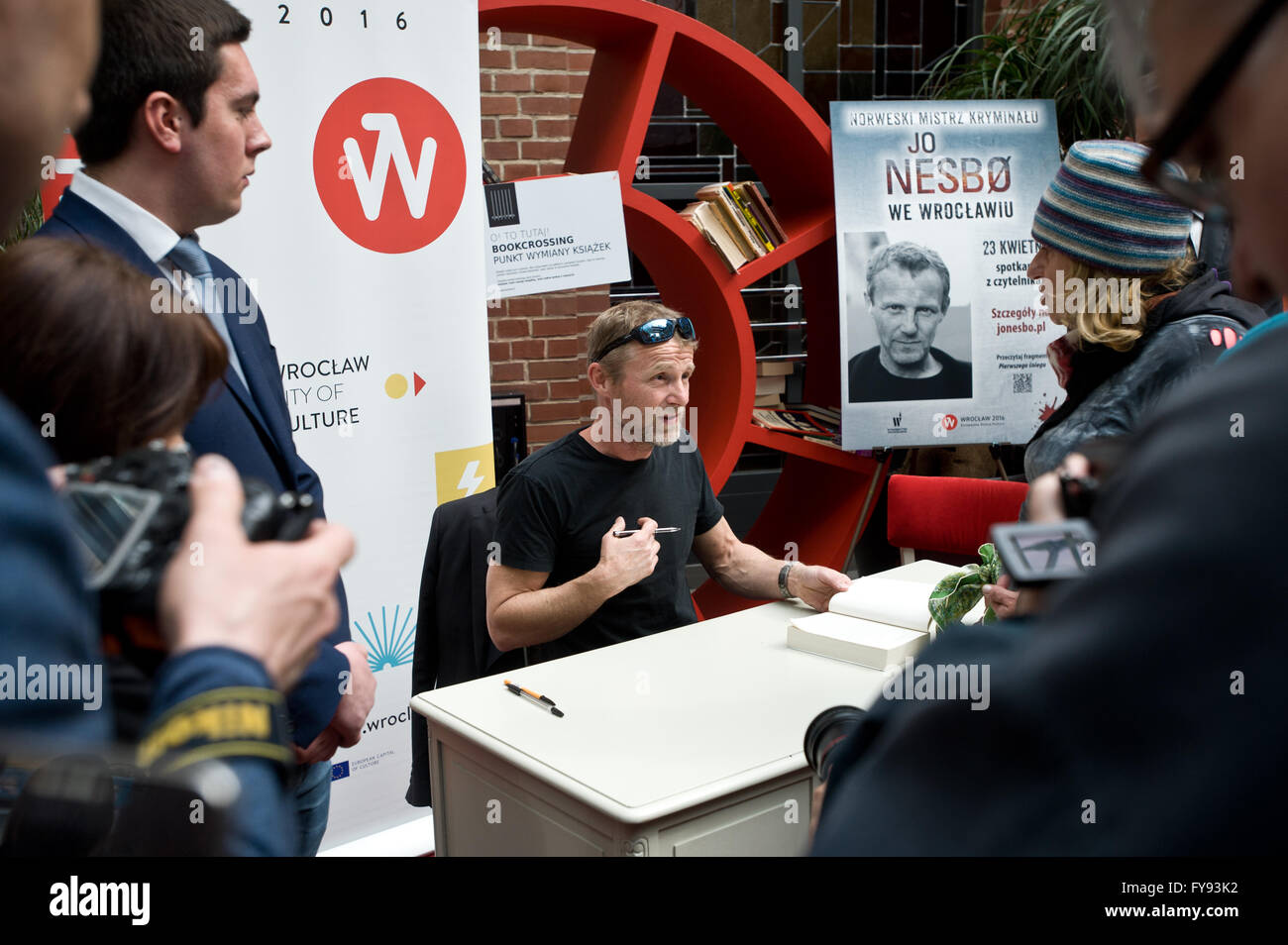 Wroclaw, Pologne. 23 avril, 2016. L'écrivain norvégien Jo Nesbo répond à ses fans à Wroclaw pour marquer début de capitale mondiale du livre 2016 cadence.  !Pas À VENDRE EN POLOGNE ! Credit : Marcin Rozpedowski/Alamy Live News Banque D'Images