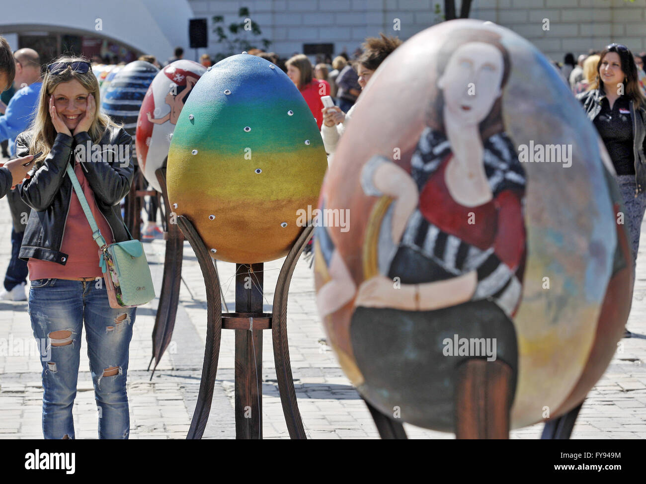 Kiev, Ukraine. Apr 23, 2016. Les oeufs de Pâques ukrainiens visitez 'festival' à Sophia Square. 374 artistes de différentes régions de l'Ukraine a peint des oeufs de Pâques géant, qui ont été exposés au Sophia Square à Kiev, à la veille de Pâques orthodoxe au 01 mai. © Vasyl Shevchenko/Pacific Press/Alamy Live News Banque D'Images