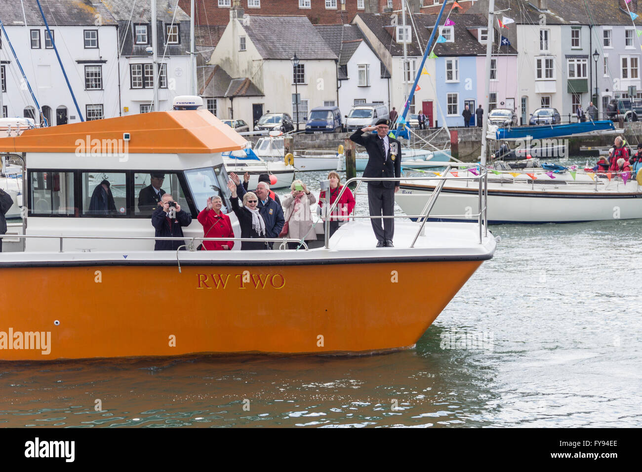 Weymouth, Angleterre. 23 avril 2016. 90e anniversaire de la reine hommage flottante. RW, deux personnes agitant, saluant l'homme. Credit : Frances Underwood/Alamy Live News Banque D'Images