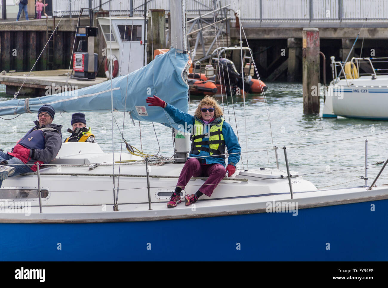 Weymouth, Angleterre. 23 avril 2016. 90e anniversaire de la reine hommage flottante. Dame sur le bateau, en agitant. Credit : Frances Underwood/Alamy Live News Banque D'Images