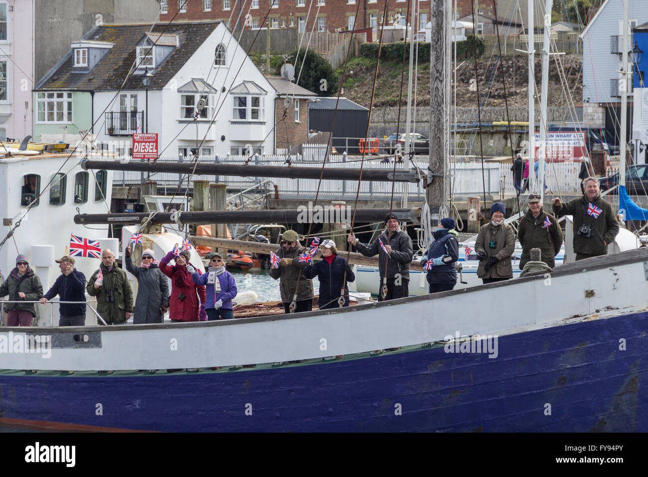 Weymouth, Angleterre. 23 avril 2016. 90e anniversaire de la reine hommage flottante. Stella Ann bateau de pêche, les gens agitaient des drapeaux. Credit : Frances Underwood/Alamy Live News Banque D'Images