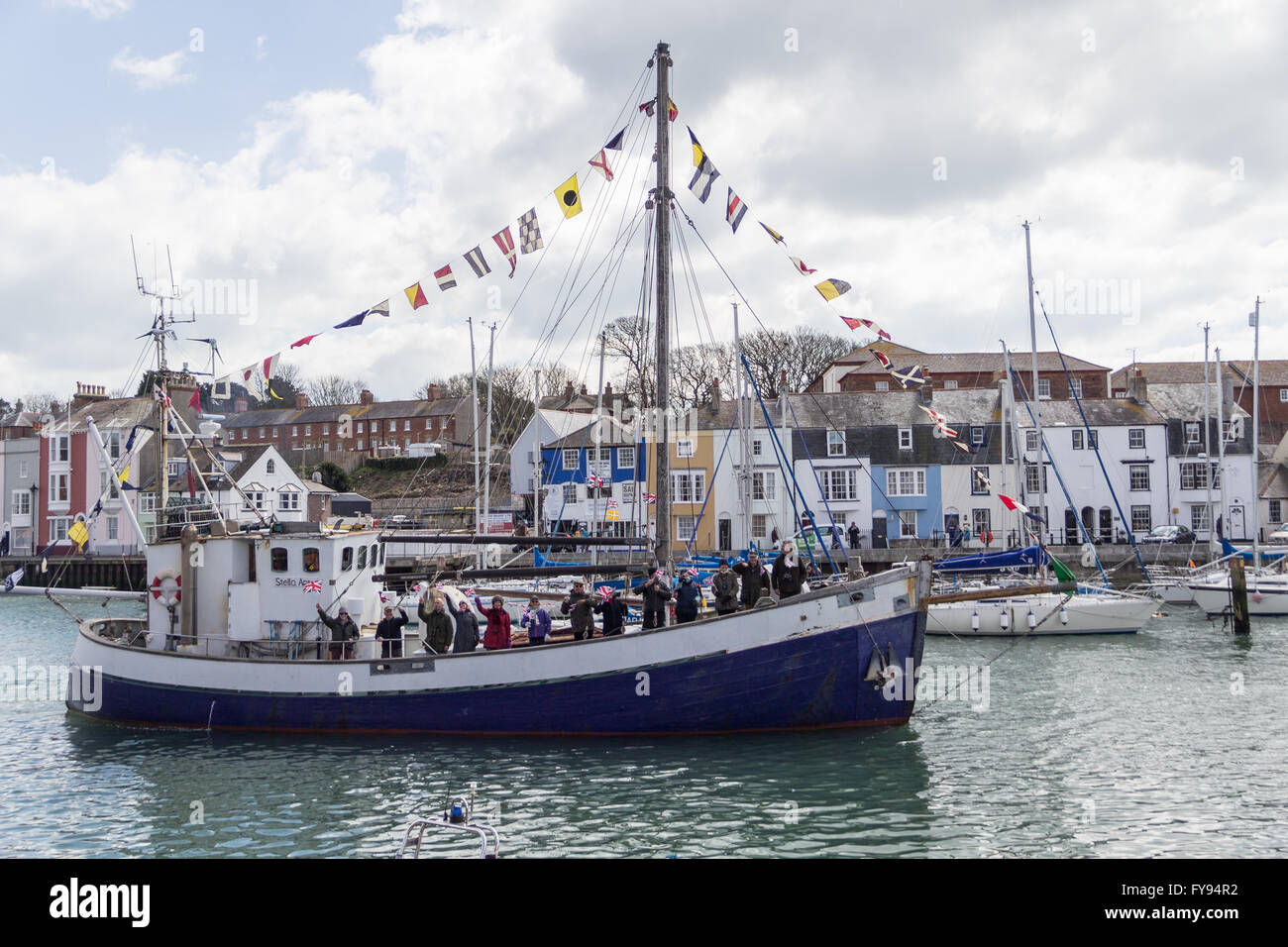 Weymouth, Angleterre. 23 avril 2016. 90e anniversaire de la reine hommage flottante. Stella Ann bateau de pêche. Credit : Frances Underwood/Alamy Live News Banque D'Images