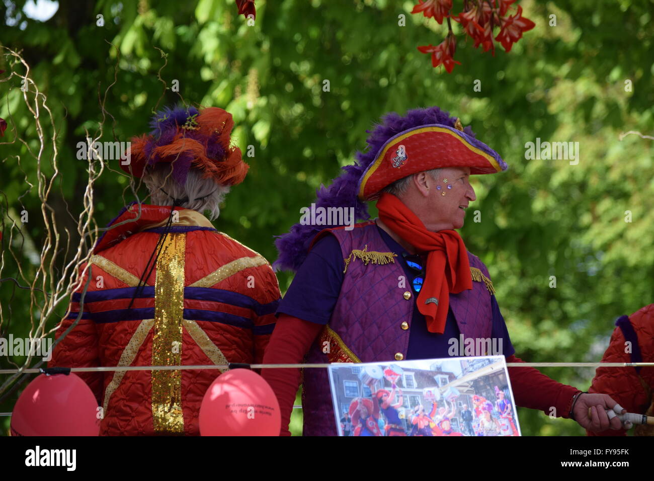 Sassenheim, aux Pays-Bas. 23 avr, 2016. Corso fleuri (Bloemencorso). Bloemencorso (un mot néerlandais) signifie 'fleur parade', 'fleur pageant' ou 'procession de fleurs'. Dans un défilé de ce genre les flotteurs (praalwagens), voitures et (dans certains cas) les bateaux sont magnifiquement décorée ou couverte de fleurs. Credit : Natalija Rinkauskiene/Alamy Live News Banque D'Images