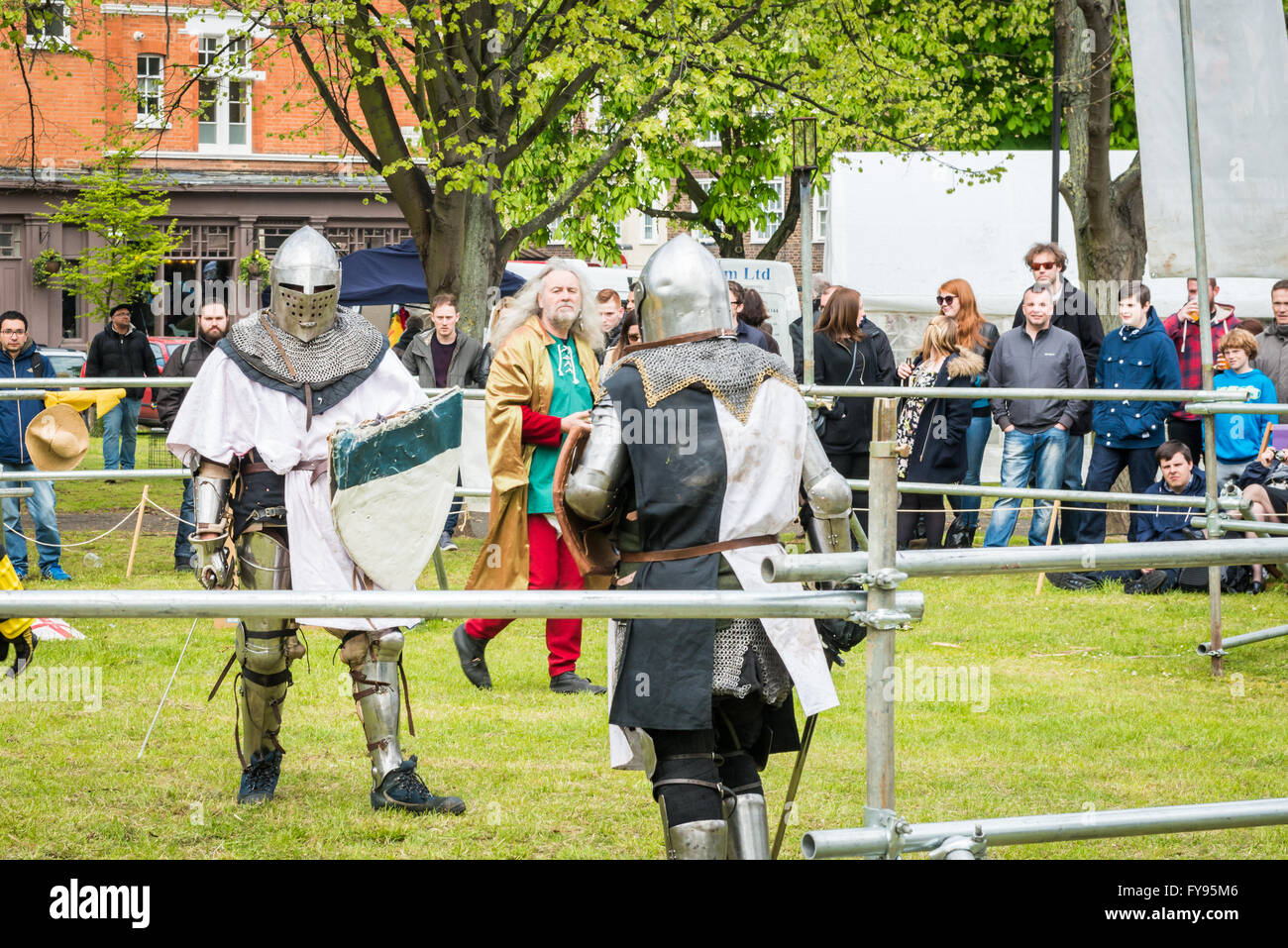 Londres, Royaume-Uni. 23 avril, 2016. La célébration du jour de St Georges à Vauxhall Jardins d'agrément. Bataille des Nations mise en scène de combat de style médiéval. Chevaliers se battent Crédit : Elena/Chaykina Alamy Live News Banque D'Images