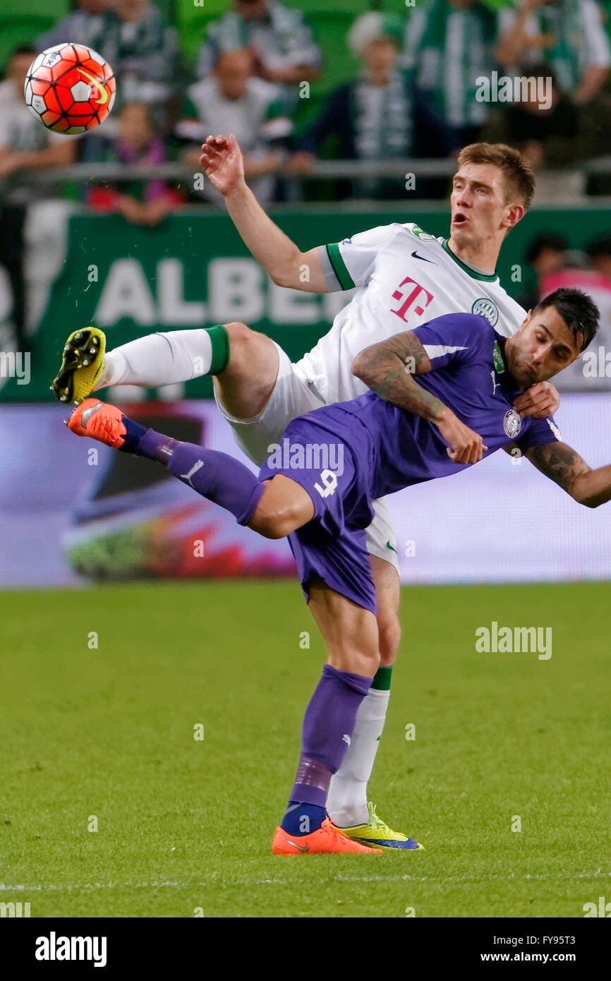 Budapest, Hongrie. 23 avril, 2016. Michal Nalepa de Ferencvaros (l) pour les duels la balle avec Laszlo Lencse de Ujpest lors de Ferencvaros - Ujpest OTP Bank League match de football à Groupama Arena. Credit : Laszlo Szirtesi/Alamy Live News Banque D'Images