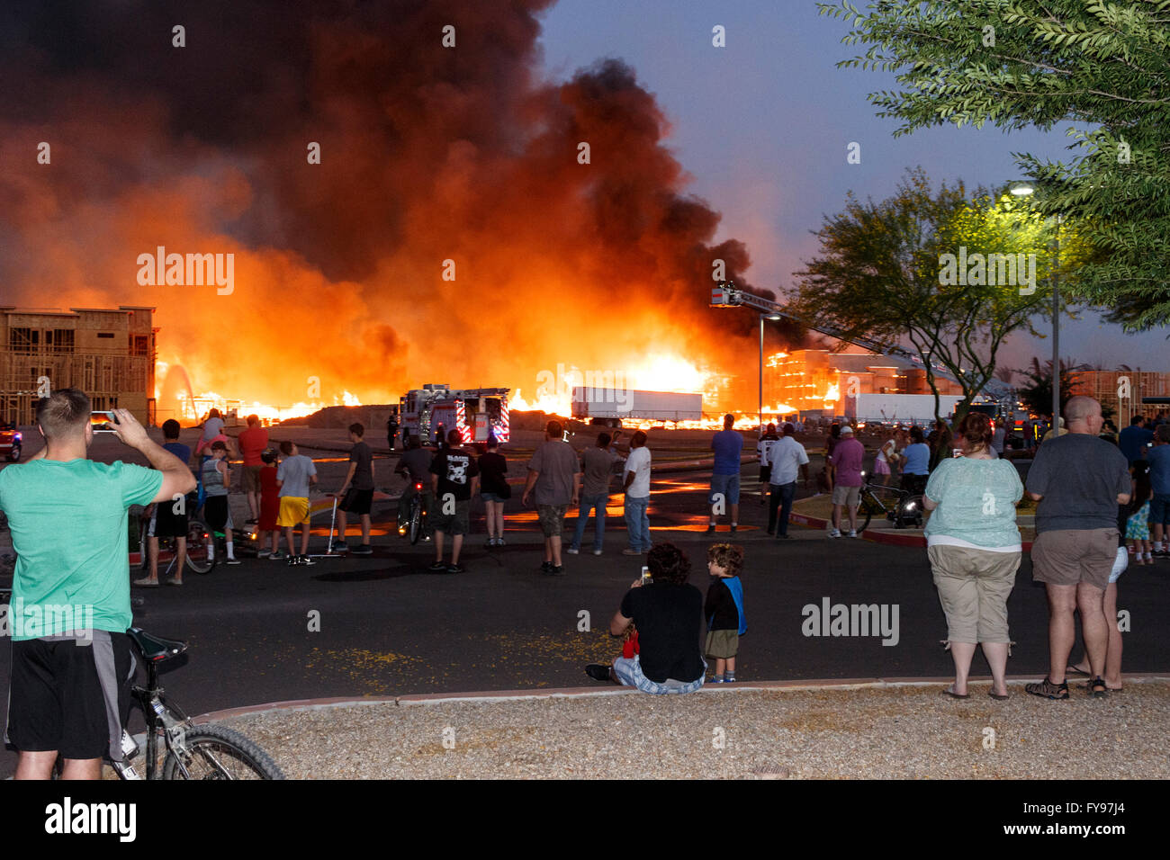 Gilbert, Arizona, USA. Avril 23, 2016. Site de construction Fire burns que les pompiers, bataille de l'incendie. Crédit : Jennifer Mack/Alamy Live News Banque D'Images