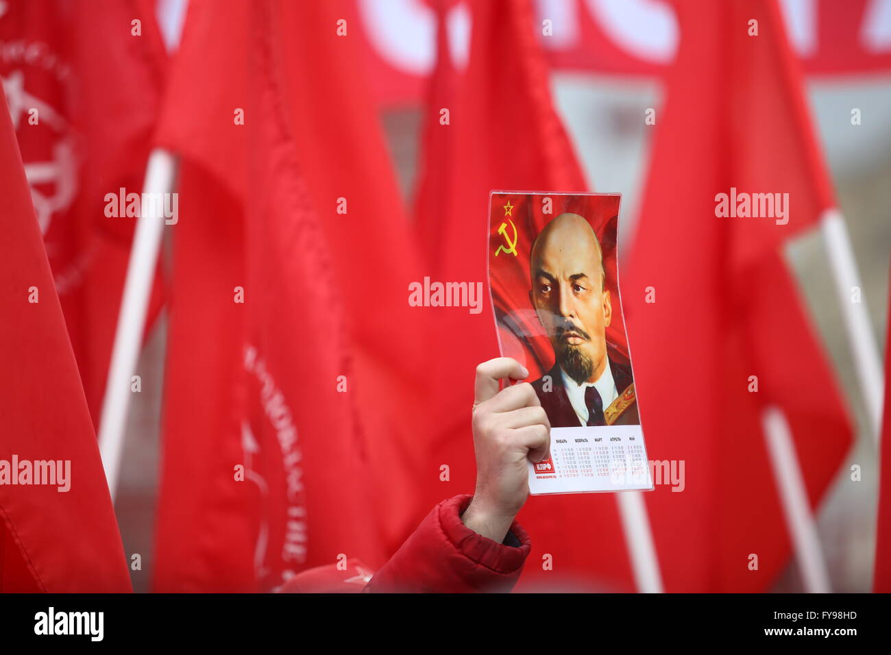 Beijing, Chine. 22 avr, 2016. Photo prise le 22 avril 2016 montre un portrait de Lénine au cours d'une cérémonie à fleur de pose le mausolée de Lénine à Moscou, Russie. Les gens ont participé à une cérémonie à la fleur de pose le mausolée de Lénine pour marquer le 146e anniversaire de sa naissance, le vendredi. © Evgeny Sinitsyn/Xinhua/Alamy Live News Banque D'Images