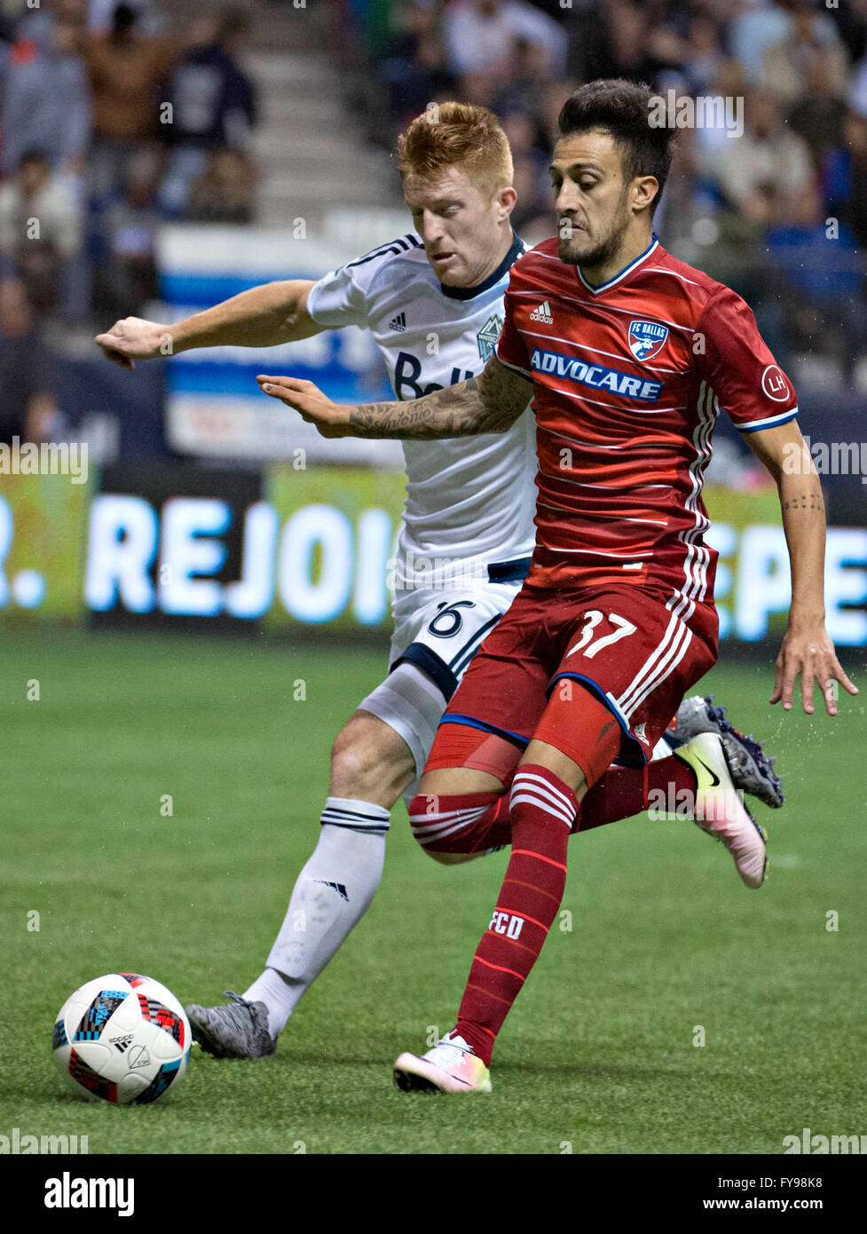 Vancouver, Canada. Apr 23, 2016. Les Vancouver Tim Parker (L) rivalise avec Maximillo Urruti de FC Dallas MLS durant leur match de football à Vancouver, Canada, le 23 avril 2016. Whitecaps de Vancouver a gagné 3-0. © Andrew Soong/Xinhua/Alamy Live News Banque D'Images