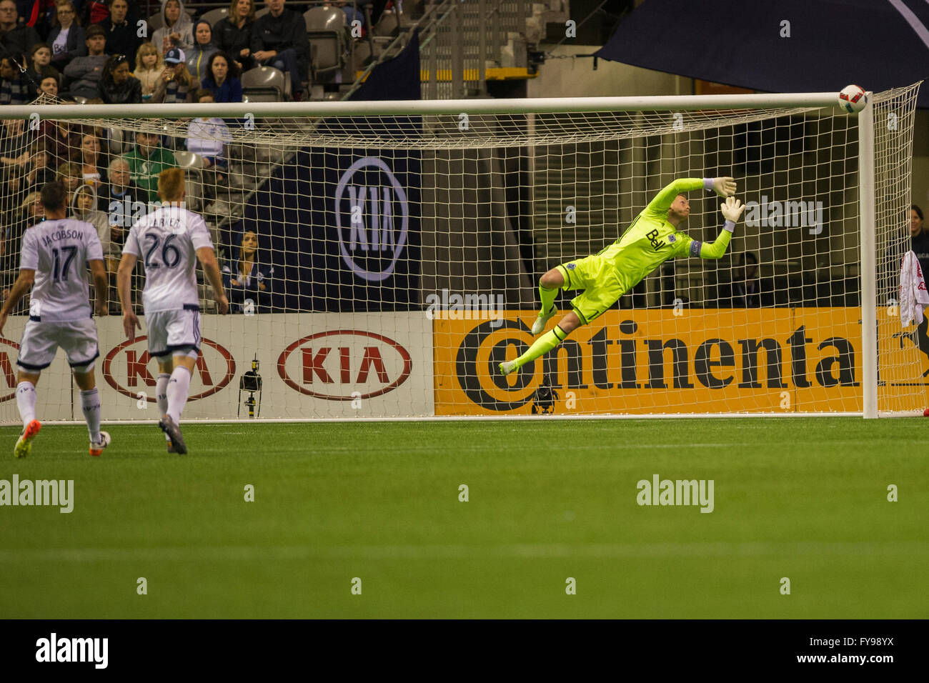 Vancouver, Canada. 23, avril 2016. MLS Soccer - Gardien de but, David chassé des sauts de Vancouver pour l'enregistrer. Vancouver(blanc) vs Dallas(rouge), Vancouver gagne 3-0. Le Stade BC Place. Credit : Gerry Rousseau/Alamy Live News Banque D'Images