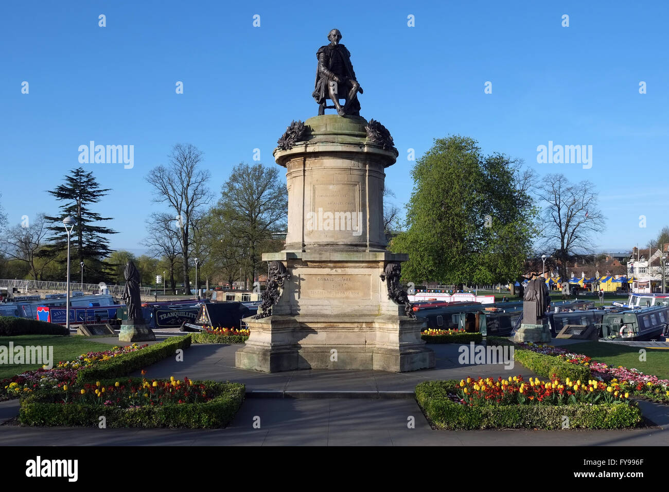 Stratford-upon-Avon, Angleterre, Royaume-Uni ; 24 avril 2016. Une belle journée à Stratford-upon-Avon ce matin, comme la ville continue le week-end de festivités pour commémorer le 400e anniversaire de la mort de William Shakespeare hier. Crédit : Andrew Lockie/Alamy Live News Banque D'Images