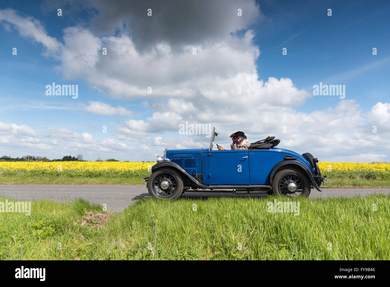 Willingham, Cambridgeshire, Royaume-Uni. 24 avril, 2016. Véhicules Vintage prendre part à un Rallye Vintage d'antan à partir de Cottenham et la conduite sur une route circulaire à travers la télévision paysage Fenland traversant villages juste à l'extérieur de Cambridge. Environ 300 voitures, motos, tracteurs et un cycle ont participé au défilé qui a lieu chaque année afin de recueillir des fonds pour la recherche sur le cancer au Royaume-Uni. Credit : Julian Eales/Alamy Live News Banque D'Images