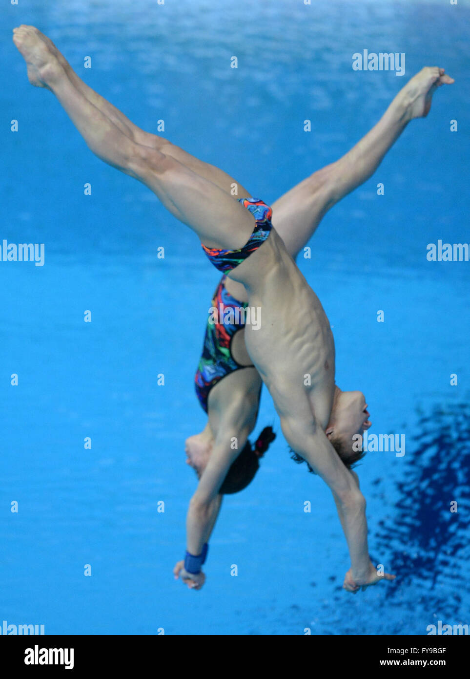 Kazan, Russie. 23 avril, 2016. Yulia Timoshinina Shleikher et Nikita la Russie de faire concurrence au cours de la plate-forme mixte 10m synchro au final FINA/NVC diving world series à Kazan, Russie, le 23 avril 2016 Crédit : Pavel Bednyakov/Alamy Live News Banque D'Images