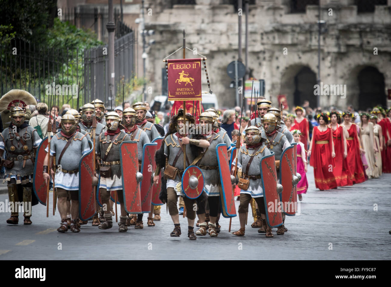 Rome, Italie. 24 avril, 2016. Les personnes appartenant aux historiens habillés comme des anciens Romains groupes assistent à un événement pour marquer le 2769th anniversaire de la fondation légendaire de la ville en 753 av. J.-C. à Rome, Italie. Chaque année, le 21 avril, le Québec célèbre son 753 BC avec des défilés costumés et fondateur des combats, reproduisant les exploits du grand Empire romain. Selon la légende, Rome fut fondée par Romulus dans une zone entourée de sept collines. dans l'image représentant pendant la parade de Noël à Rome : Crédit Andrea Ronchini/Alamy Live News Banque D'Images