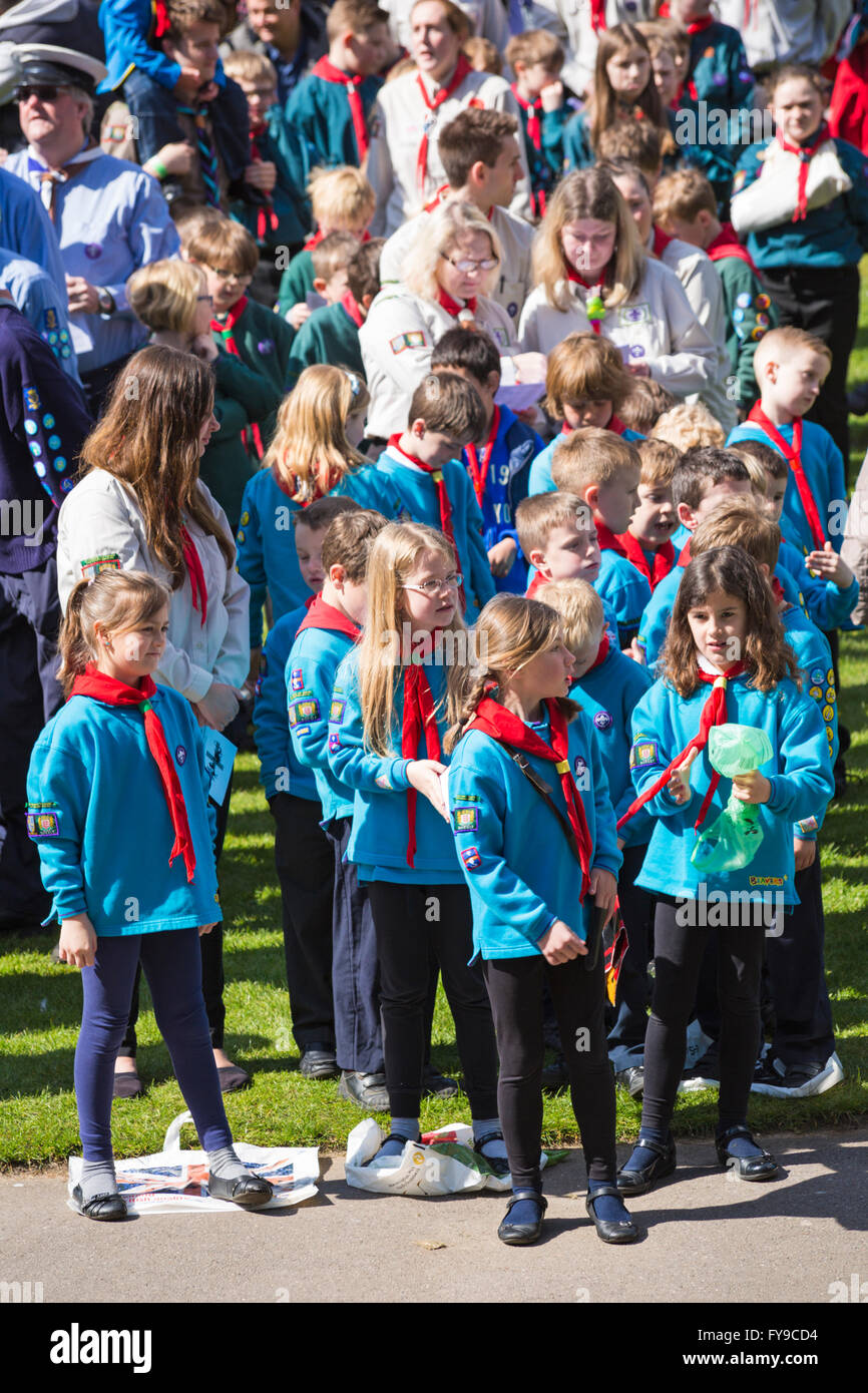 Bournemouth, Dorset, Royaume-Uni 24 avril 2016. Par temps froid, de grandes foules se détournent pour soutenir la parade des scouts de la Saint-Georges. Jeunes garçons et filles scouts petits castors fêtent la fête de Saint Georges en prenant part à la procession. Crédit : Carolyn Jenkins/Alay Live News Banque D'Images