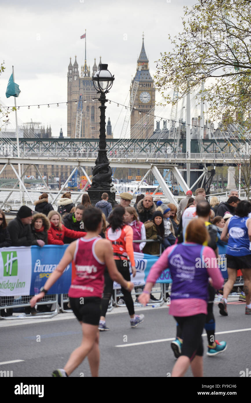 Victoria Embankment, London, UK. 24 avril 2016. Glissières de prendre part à la Vierge Marathon de Londres 2016 © Matthieu Chattle/Alamy Banque D'Images