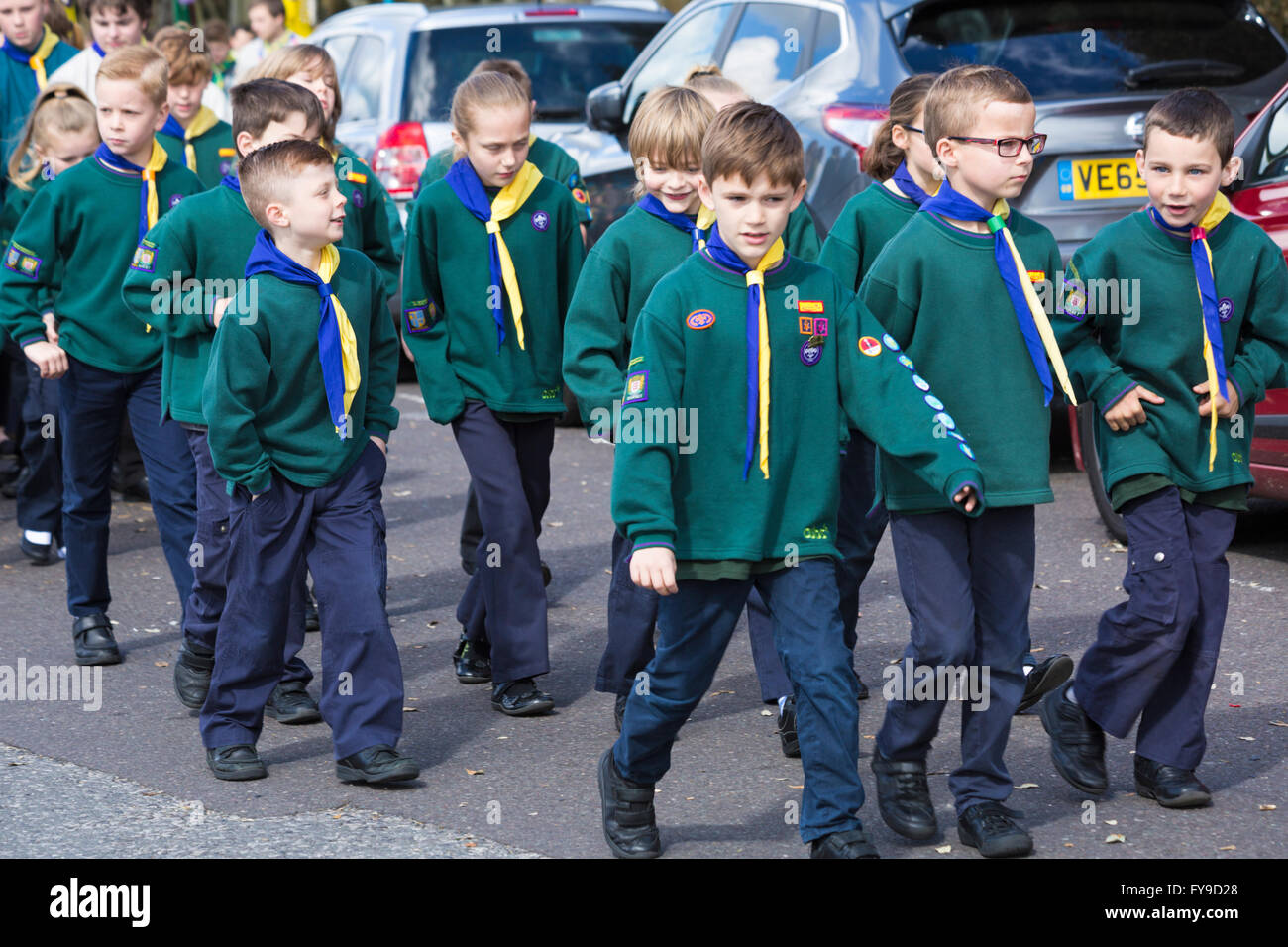 Bournemouth, Dorset, Royaume-Uni 24 avril 2016. Par temps froid, de grandes foules se détournent pour soutenir la parade des scouts de la Saint-Georges. Jeunes garçons et filles scouts petits castors brownies guides fêtent le jour de Saint Georges participant à la procession. Crédit : Carolyn Jenkins/Alay Live News Banque D'Images