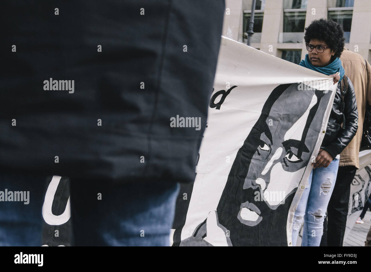 Berlin, Berlin, Allemagne. Apr 24, 2016. Les manifestants pendant le rassemblement pour la libération de Mumia Abu-Jamal et le soutien de l'affaire Black vit déplacement devant la porte de Brandebourg à côté de l'ambassade des États-Unis à Berlin sous la devise 'Libérer MUMIA - libérez-les tous". Les protestants se réunissent à l'occasion du 62ème anniversaire de Mumia Abu-Jamal, un ancien détenu à mort et Black Panther condamné en 1981 dans le meurtre de DANIEL FAULKNER agent de police de Philadelphie. La cinquième visite en Allemagne par le président américain Barack Obama à Hanovre commence aussi le 24 avril 2016. (Crédit Image : © Jan Scheunert vi Banque D'Images