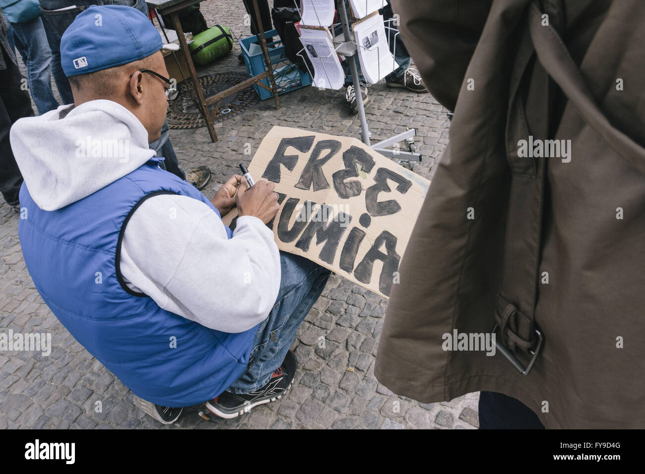 Berlin, Berlin, Allemagne. Apr 24, 2016. Les manifestants pendant le rassemblement pour la libération de Mumia Abu-Jamal et le soutien de l'affaire Black vit déplacement devant la porte de Brandebourg à côté de l'ambassade des États-Unis à Berlin sous la devise 'Libérer MUMIA - libérez-les tous". Les protestants se réunissent à l'occasion du 62ème anniversaire de Mumia Abu-Jamal, un ancien détenu à mort et Black Panther condamné en 1981 dans le meurtre de DANIEL FAULKNER agent de police de Philadelphie. La cinquième visite en Allemagne par le président américain Barack Obama à Hanovre commence aussi le 24 avril 2016. (Crédit Image : © Jan Scheunert vi Banque D'Images