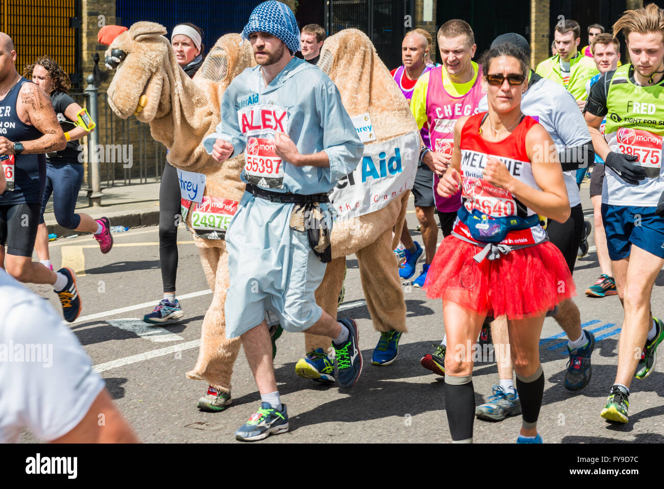 Londres, Royaume-Uni. 24 avril, 2016. Marathon de Londres 2016. Ossature en grand costume. Camel et costume bédouin Crédit : Elena/Chaykina Alamy Live News Banque D'Images